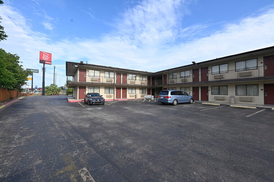 More Photos Of 138 W White, San Antonio Hotel For Sale