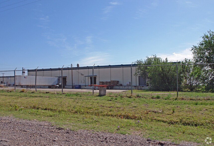More Photos Of 4002 Magnolia Ave, Lubbock Distribution For Lease