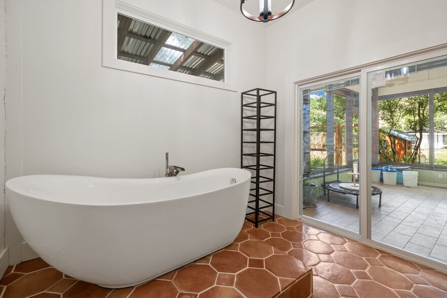 More Photos Of 1012 N Flores St, San Antonio General Retail For Lease