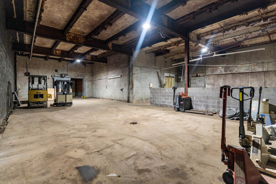 More Photos Of 1400 E 2nd St, Kansas City Manufacturing For Lease
