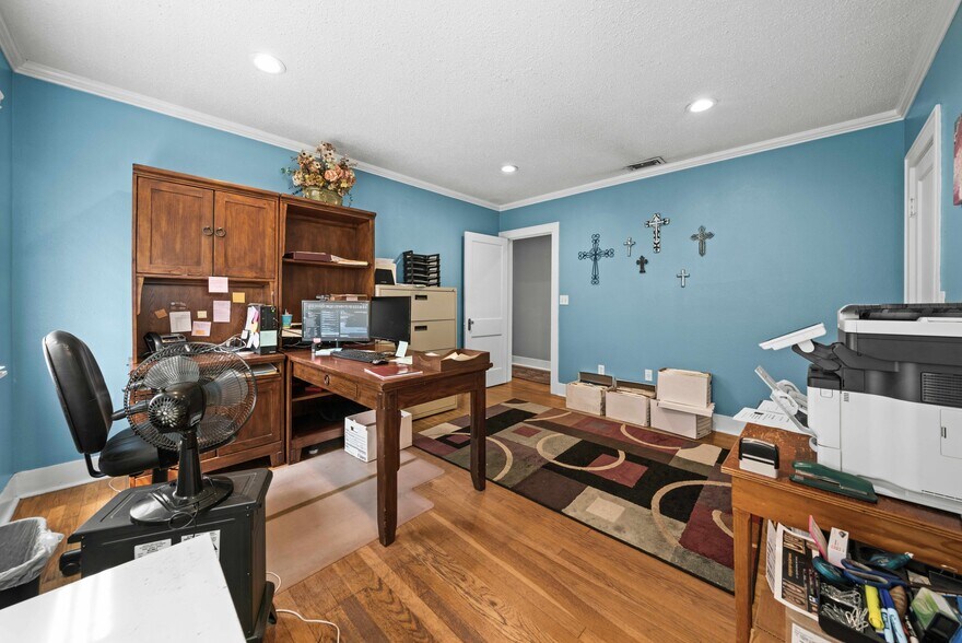 More Photos Of 209 S Main St, Lindale Loft Creative Space For Sale