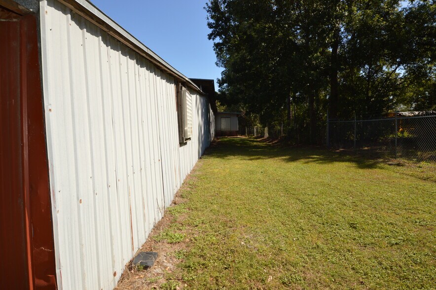 More Photos Of 239 Jones Rd, Jacksonville Warehouse For Lease