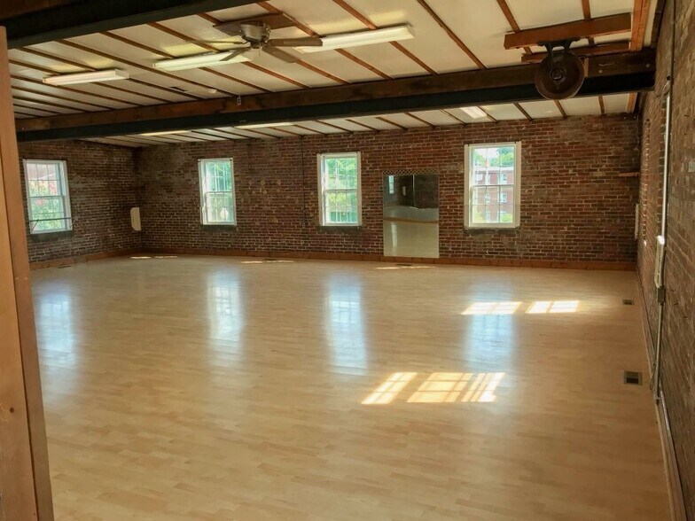 More Photos Of 128-130 W Culpeper St, Culpeper General Retail For Lease