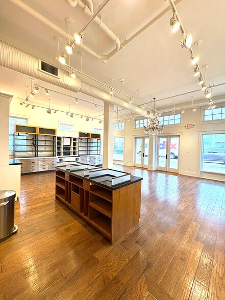 More Photos Of 4000 Magazine St, New Orleans General Retail For Lease
