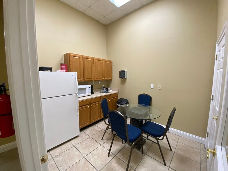 More Photos Of 316 S McKenzie St, Foley Office For Lease