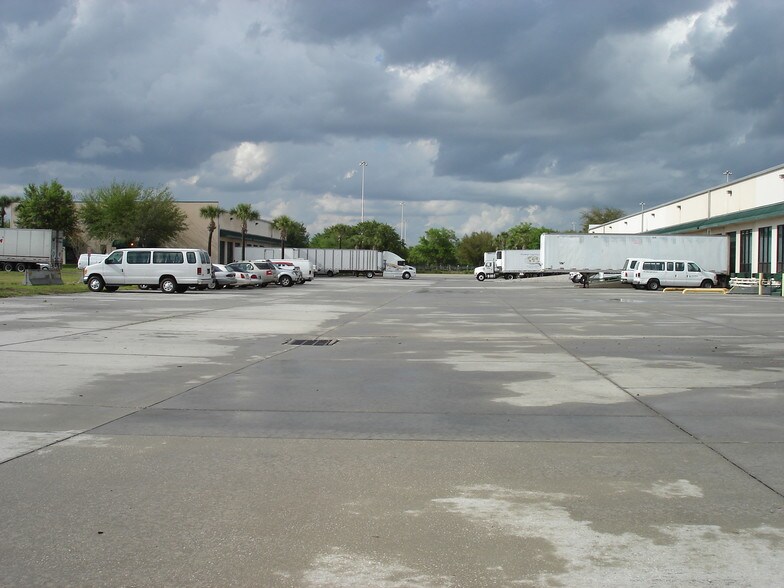 More Photos Of 8442 Tradeport Dr, Orlando Flex For Lease