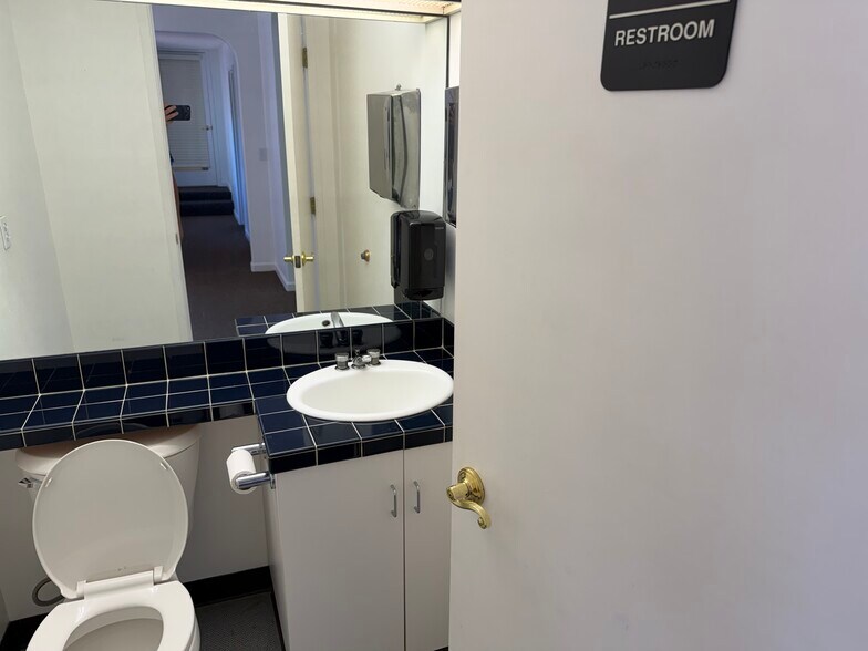 More Photos Of 1000 Willagillespie Rd, Eugene Office For Lease