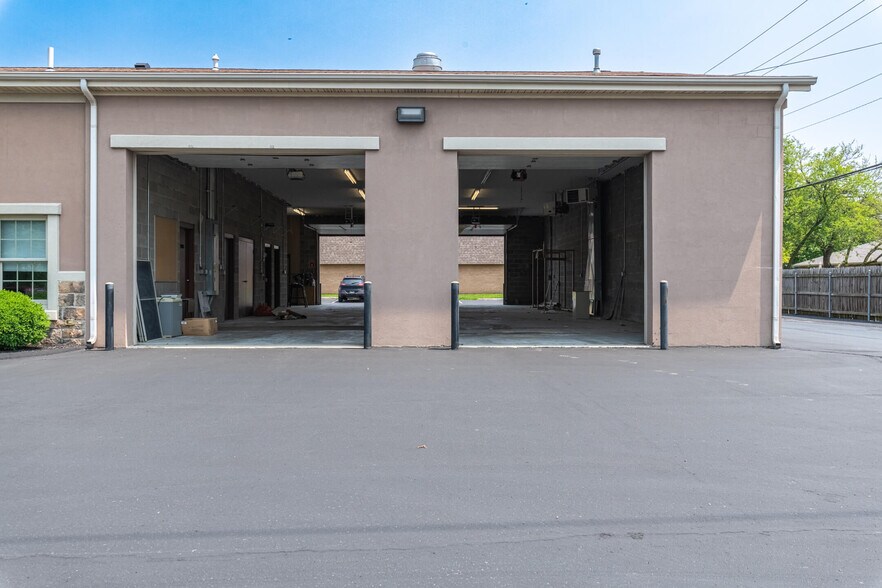 More Photos Of 869 W 2nd St, Xenia Showroom For Lease