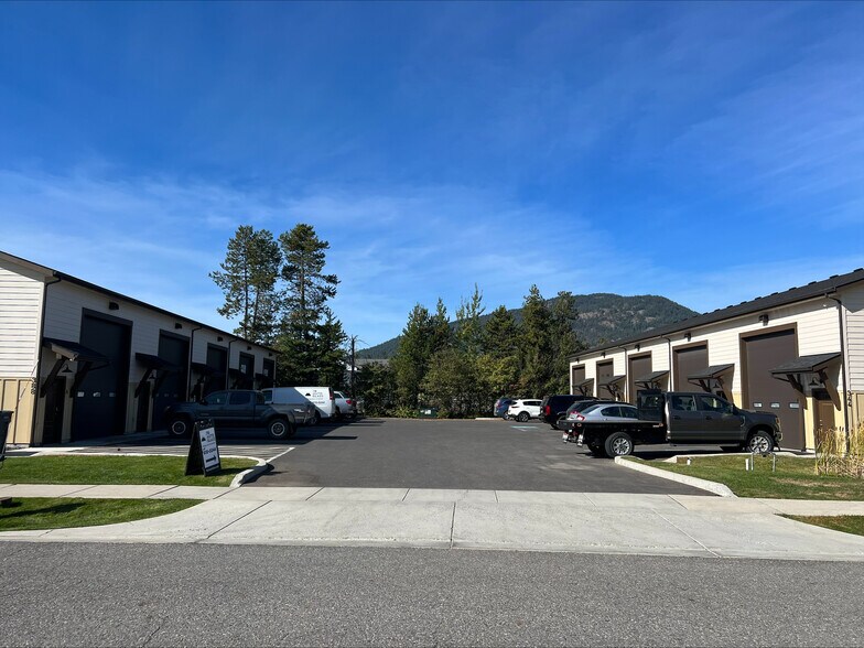 More Photos Of 388 Larkspur St, Ponderay Specialty For Lease