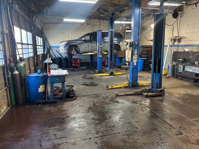 More Photos Of 16500 E Warren Ave, Detroit Auto Repair For Lease