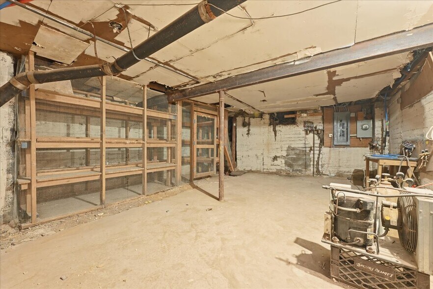 More Photos Of 1621-1623 Grand Ave, North Baldwin Storefront For Lease