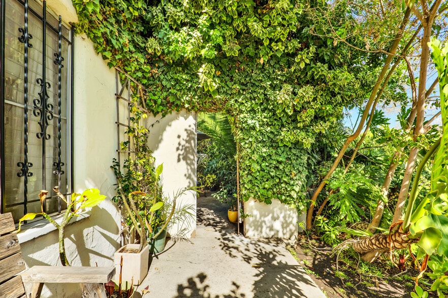 More Photos Of 811 N Citrus Ave, Los Angeles Multifamily For Sale