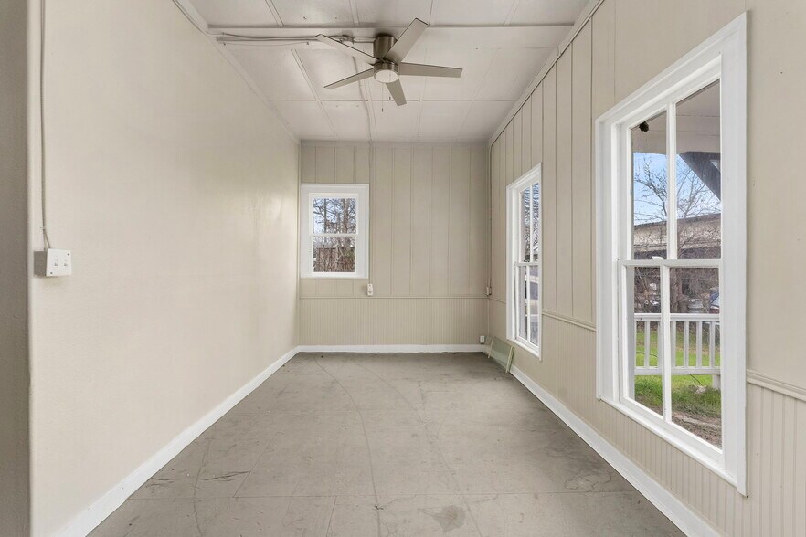 More Photos Of 901 N Saint Joseph St, Gonzales Office For Sale