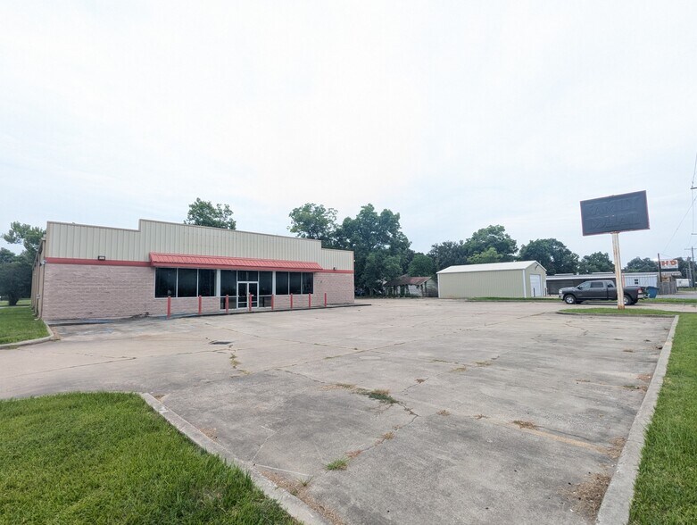 More Photos Of 411 E Main St, Daisetta Freestanding For Sale