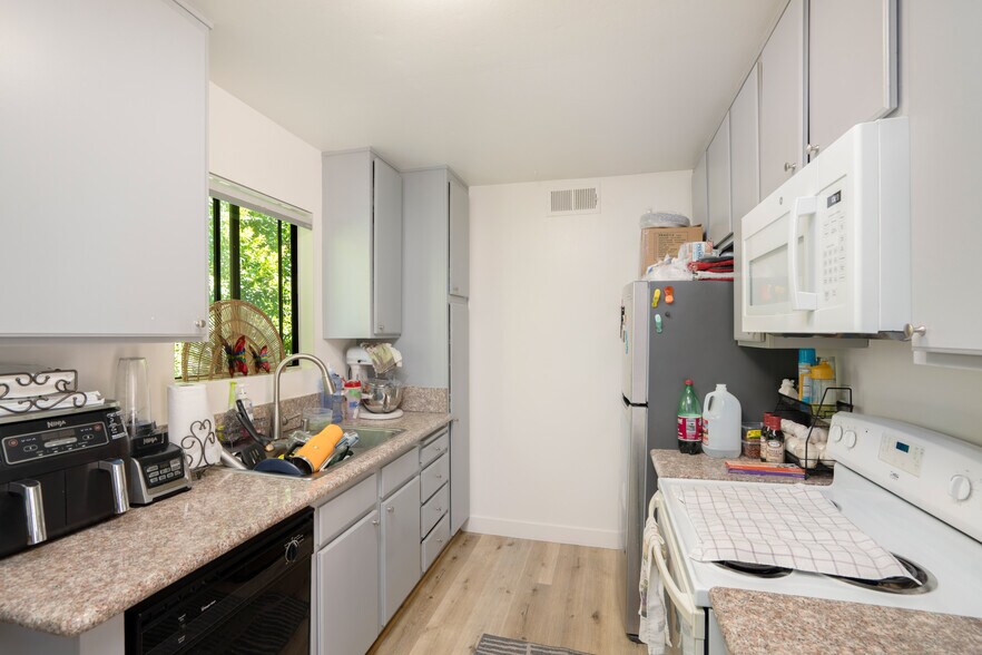 More Photos Of 6924 Woodman Ave, Van Nuys Apartments For Sale