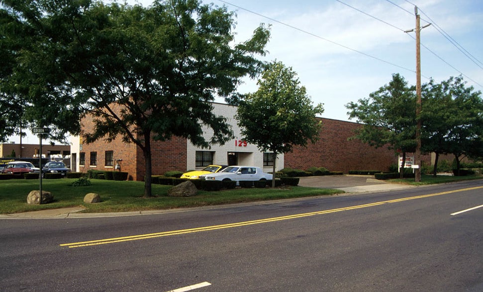 More Photos Of 125 Edison Ave, West Babylon Warehouse For Lease