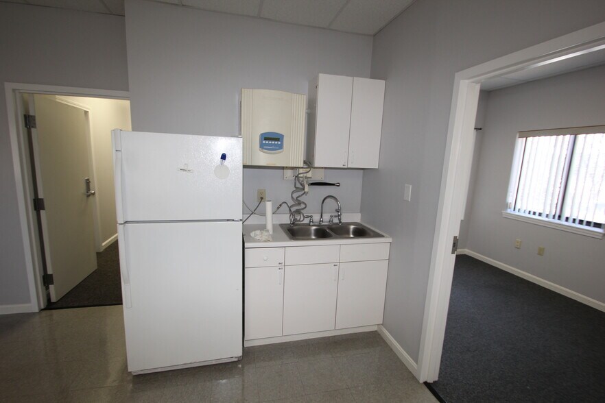 More Photos Of 87 Main St, North Reading Light Manufacturing For Sale