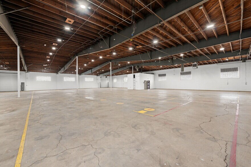 More Photos Of 2907 S Oak St, Santa Ana Warehouse For Lease
