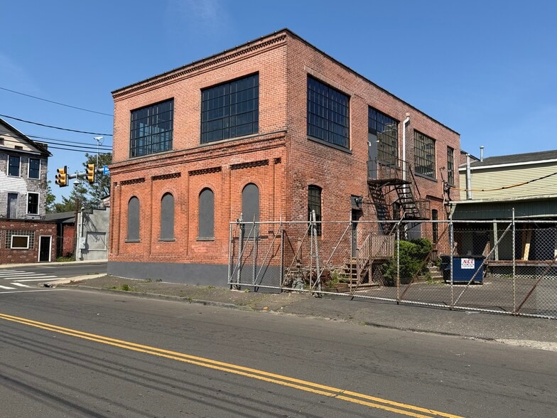 More Photos Of 310 E Washington Ave, Bridgeport Manufacturing For Lease