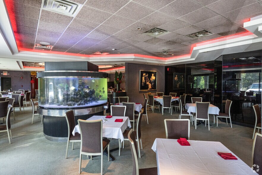 More Photos Of 1281-1285 State Route 35, Middletown Supermarket For Sale