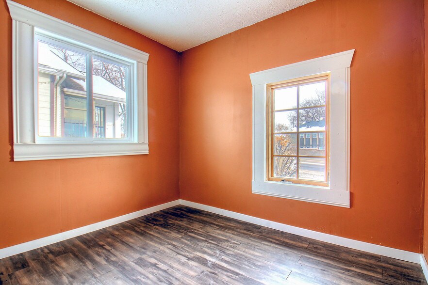 More Photos Of 2555 Sheridan Blvd, Edgewater Storefront Retail Office For Sale