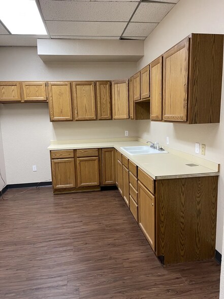 More Photos Of 2800 NW 36th St, Oklahoma City Office For Lease