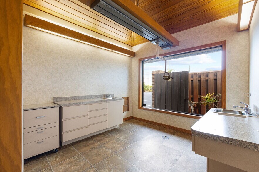 More Photos Of 1701 66th St N, Saint Petersburg Medical For Sale