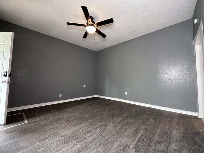 More Photos Of 1106 Esplanade St, Marshall Apartments For Sale