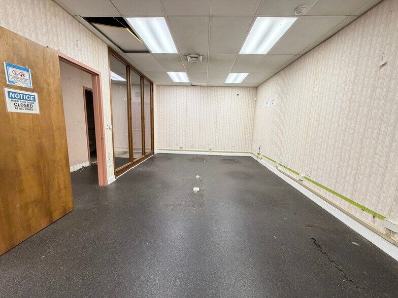 More Photos Of 86 Front St, Hempstead Storefront Retail Office For Sale