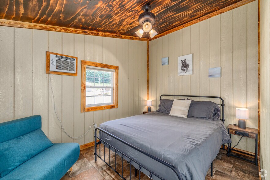 More Photos Of 1062 Susan Rd, Lake Ozark Hotel For Sale