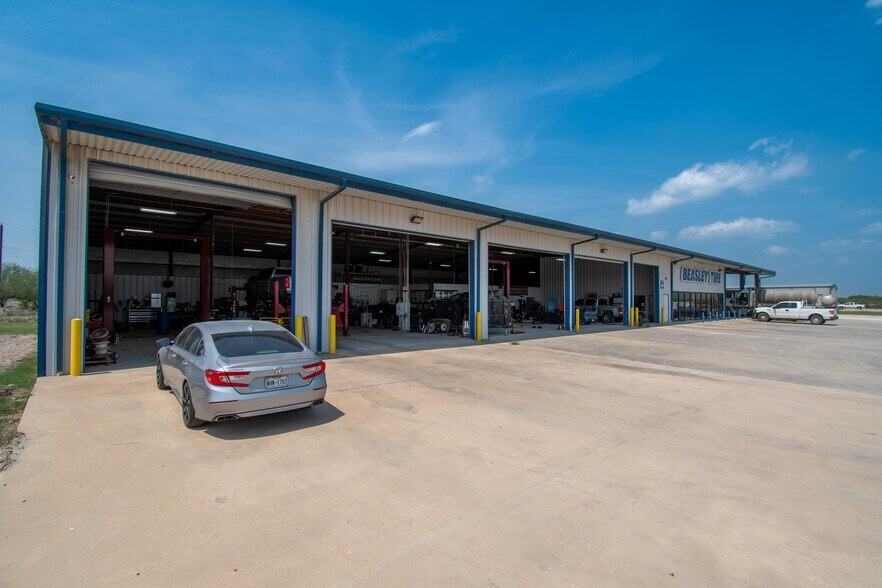 More Photos Of 209 Park Place Blvd, Kenedy Auto Repair For Sale