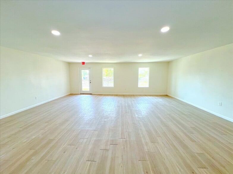 More Photos Of 7704 Irvington Blvd, Houston General Retail For Sale