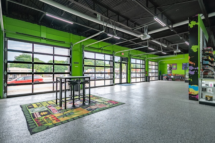 More Photos Of 427 N College Ave, Fayetteville Storefront For Sale