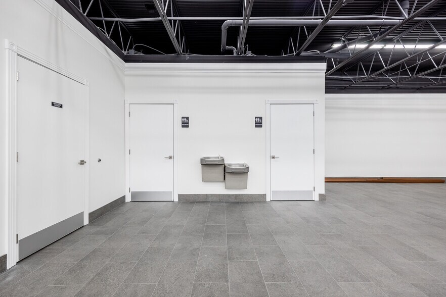 More Photos Of 4150 S Cleveland Ave, Fort Myers Freestanding For Sale