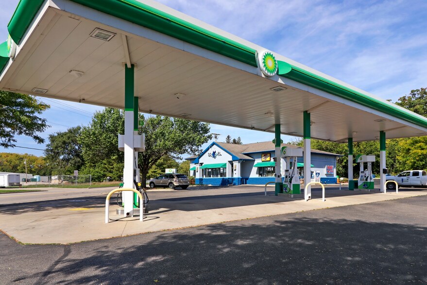 More Photos Of 1231 Grant St, Lake Geneva Convenience Store For Lease