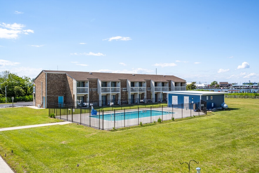 More Photos Of 700 Norris Harbor Dr, Crisfield Hotel For Sale