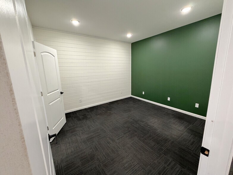 More Photos Of 309 Barclay Ave, Pine River Office For Sale