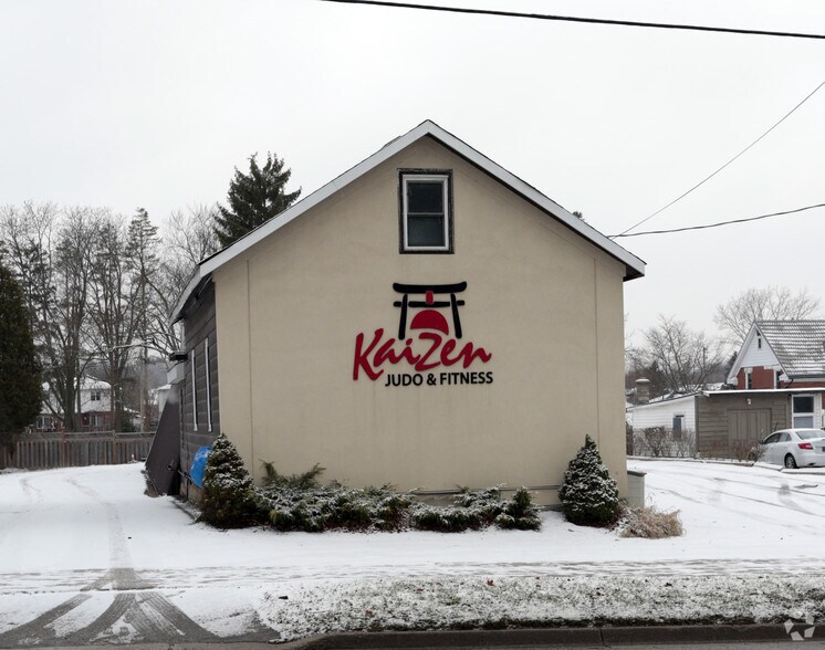 More Photos Of 549 Lancaster St W, Kitchener Freestanding For Lease