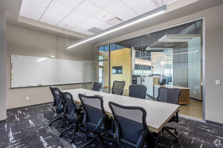 More Photos Of 1615 SE Cortina Dr, Ankeny Flex For Lease