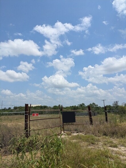 More Photos Of 102 Ernst rd, Jourdanton Land For Sale