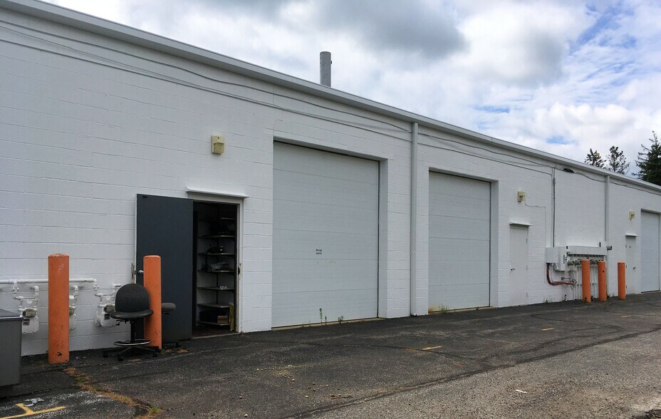 More Photos Of 9263 Ravenna Rd, Twinsburg Showroom For Lease