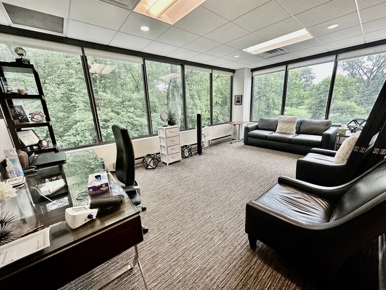 More Photos Of 81 Holly Hill Ln, Greenwich Office For Lease