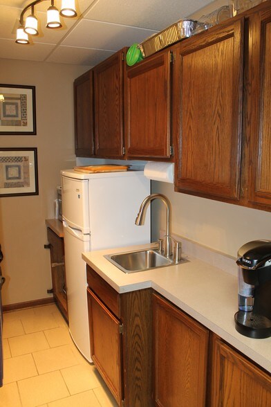 More Photos Of 421-425 Williamsburg Dr, Geneva Medical For Lease