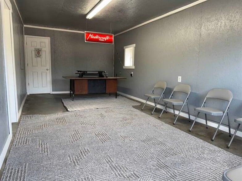 More Photos Of 6906 62/412 Highway, Viola Auto Repair For Sale