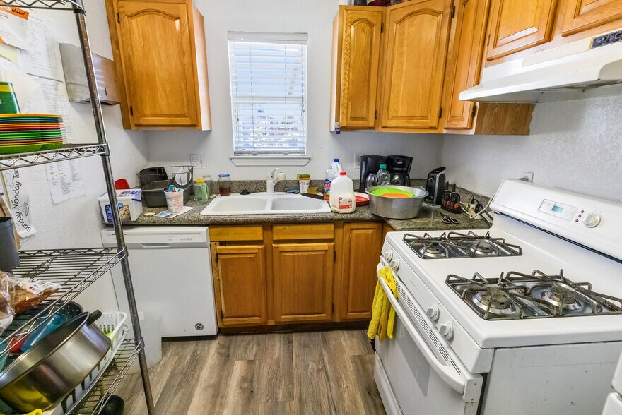 More Photos Of 671 9th St, Richmond Specialty For Sale