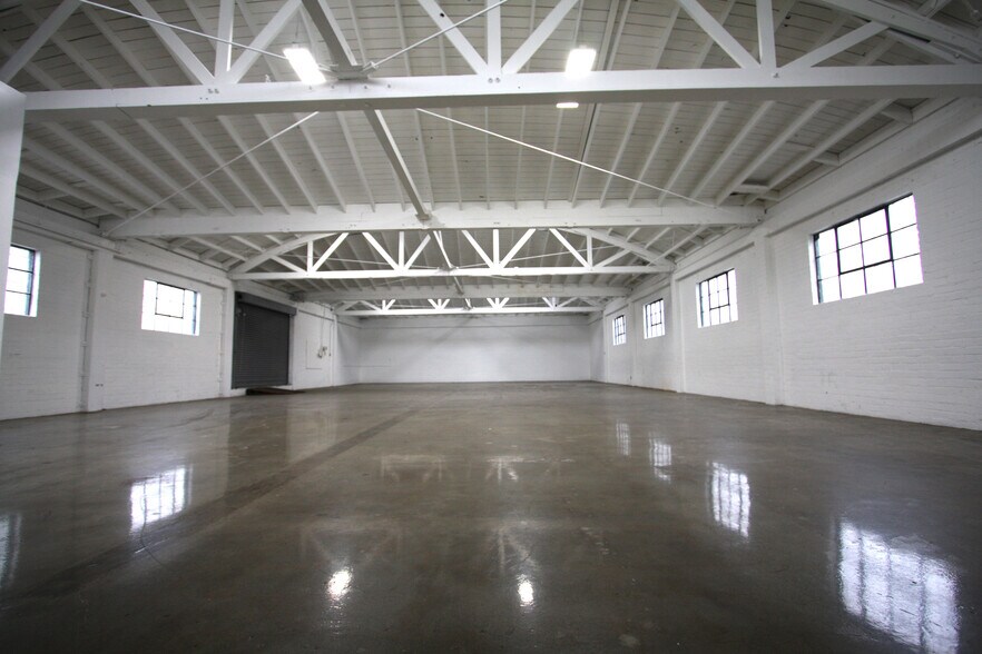 More Photos Of 160 W 33rd St, Los Angeles Warehouse For Lease