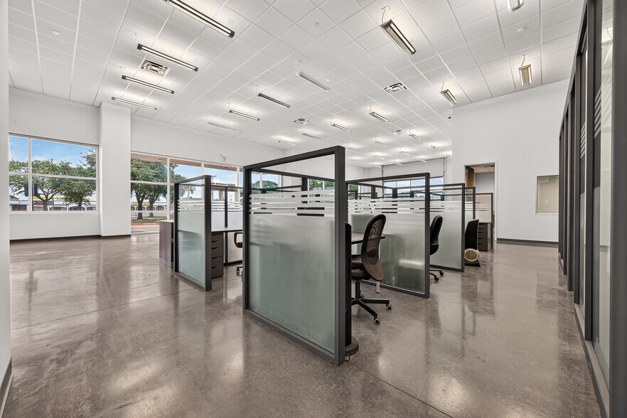 More Photos Of 15135 Bellaire Blvd, Houston Warehouse For Lease