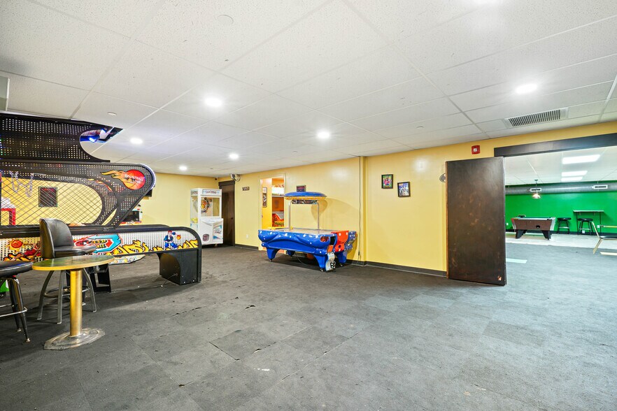 More Photos Of 801 N Fee St, Helena Bar For Sale