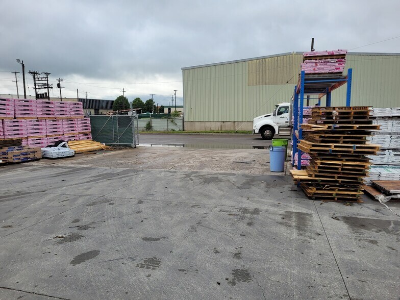 More Photos Of 1427 Howell St, North Kansas City Manufacturing For Lease