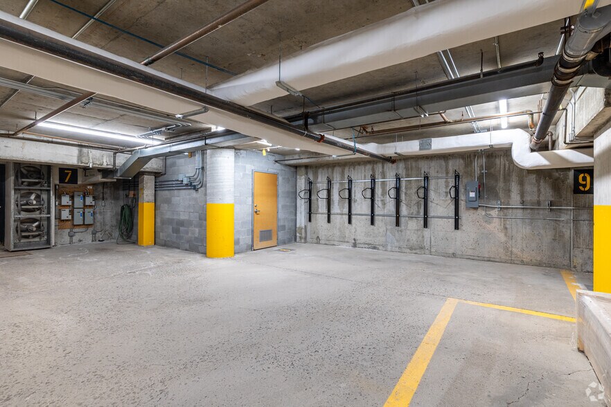 More Photos Of 3030 Boul Le Carrefour, Laval Medical For Lease